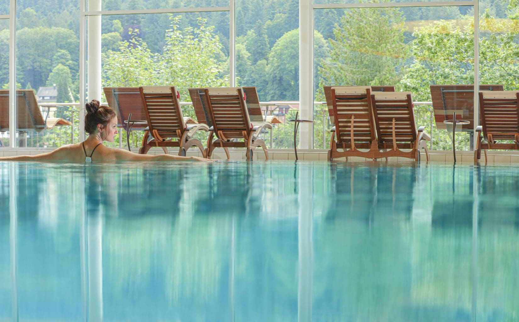 Het luxe zwembad met uitzicht van Hotel Schwarzwald Panorama in Bad Herrenalb.