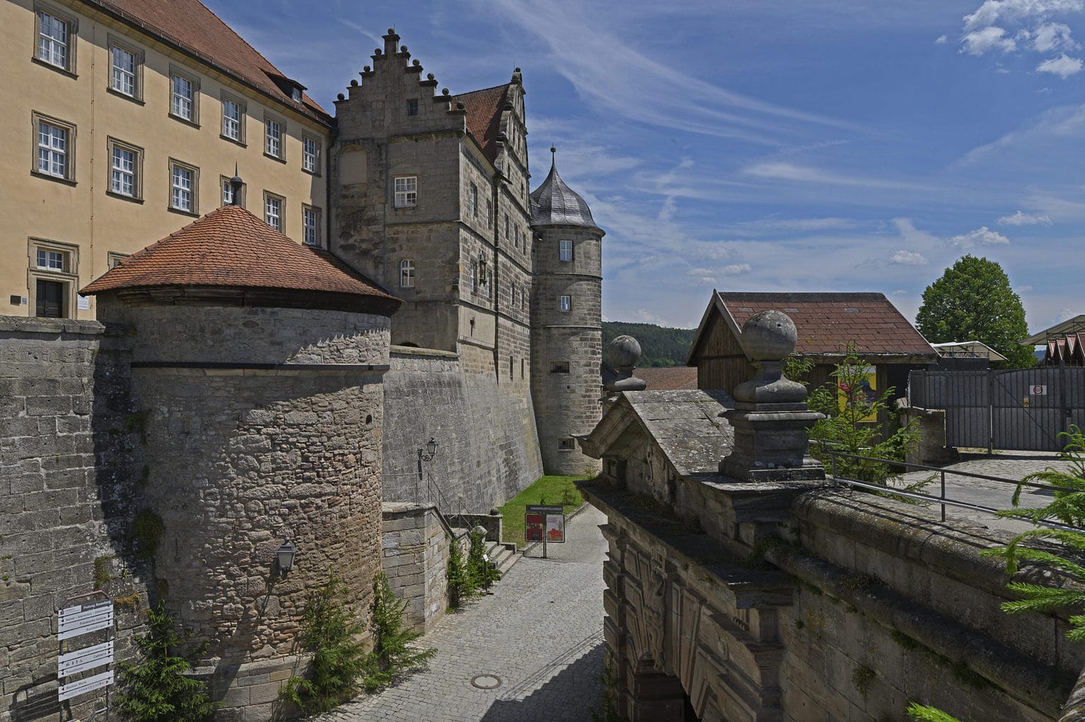 De vesting Rosenberg in het Duitse stadje Kronach maakt deel uit van de Duitse Burgenstrasse of terwijl Duitse kastelenroute