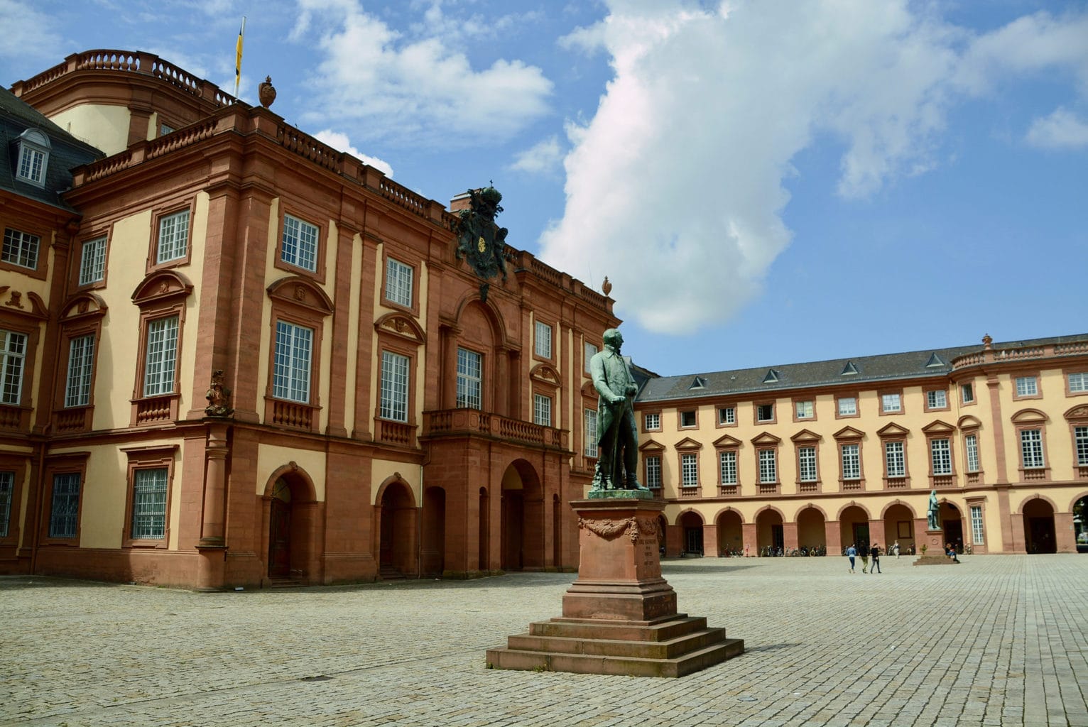 Het stadskasteel van Mannheim met binnenhof en standbeeld uit het barokke tijdperk