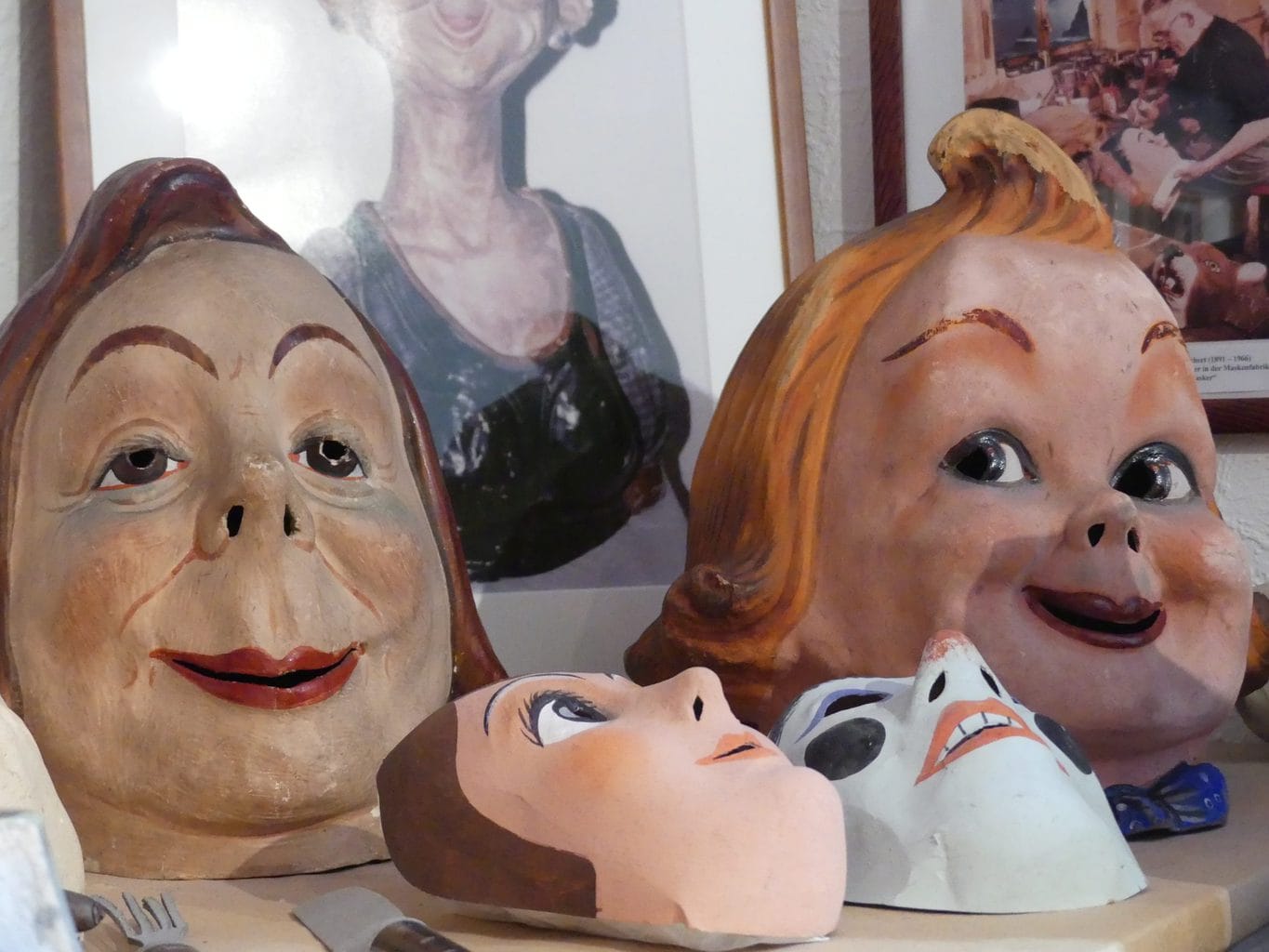 Maskers in een tentoonstelling in Manebach in het Thüringer woud