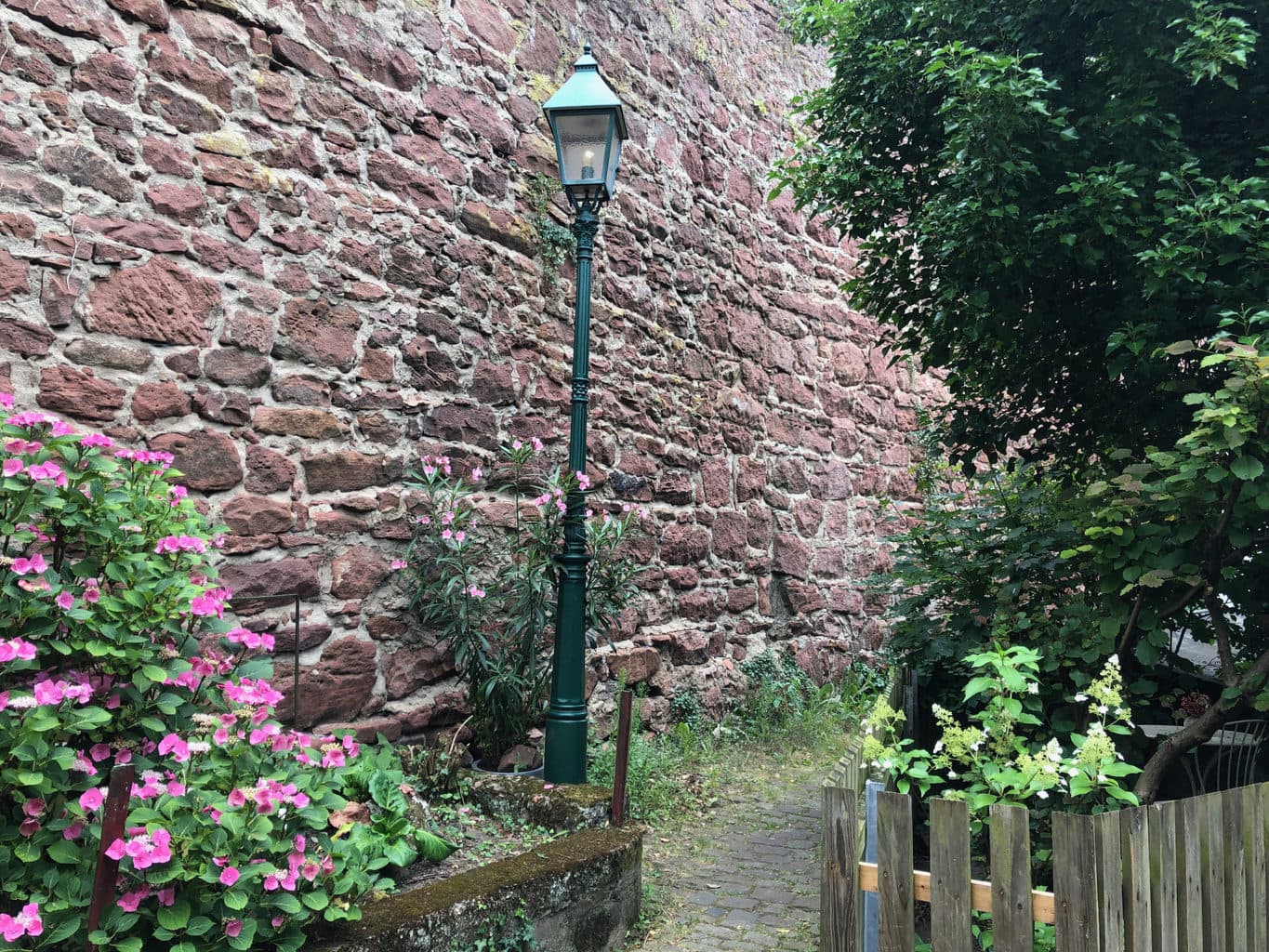 Lantaren en bloemen voor de stadsmuur van Miltenberg