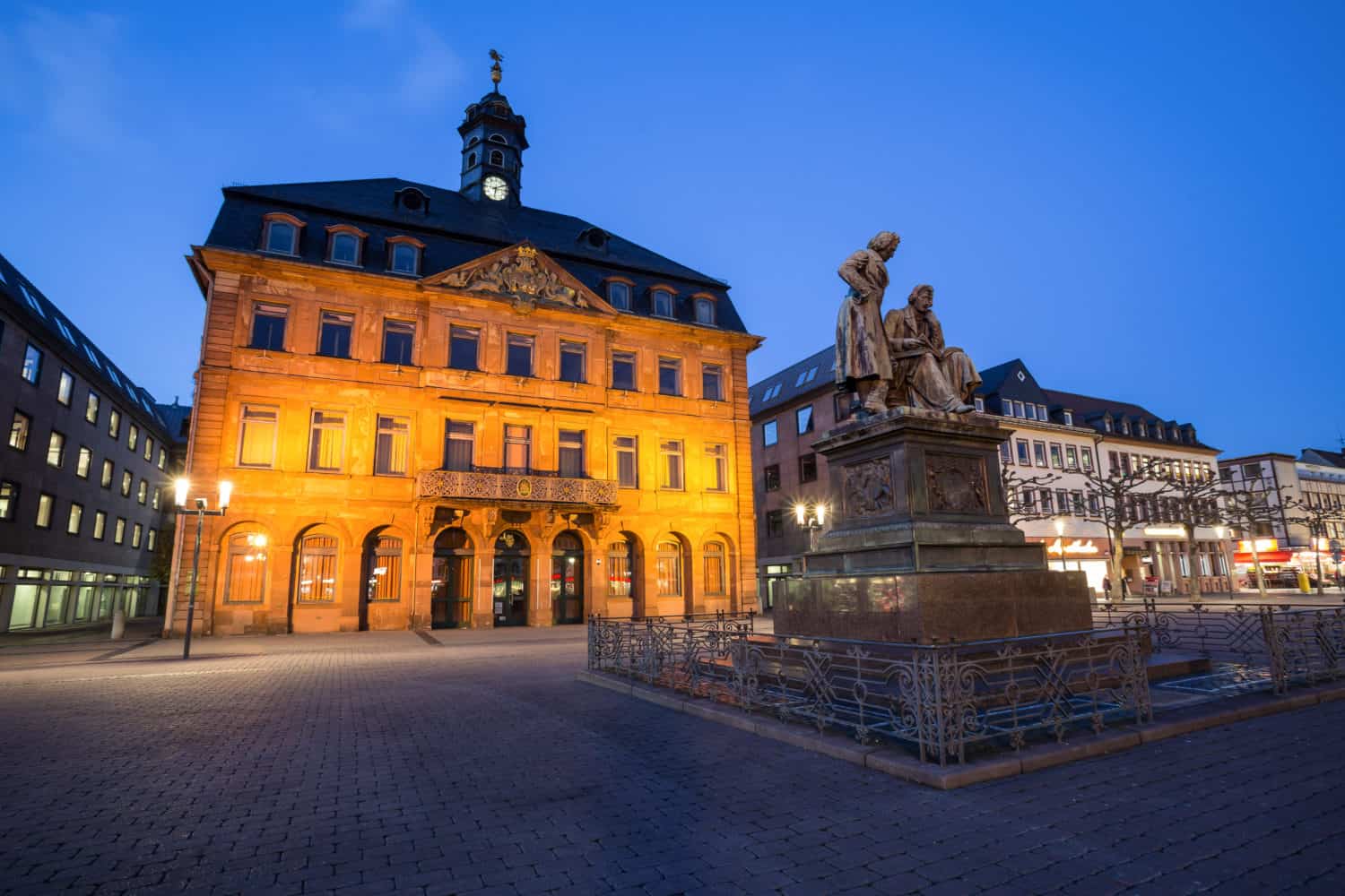Het monument voor de gebroeders Grimm in Hanaus an de romantische route in Duitsland 