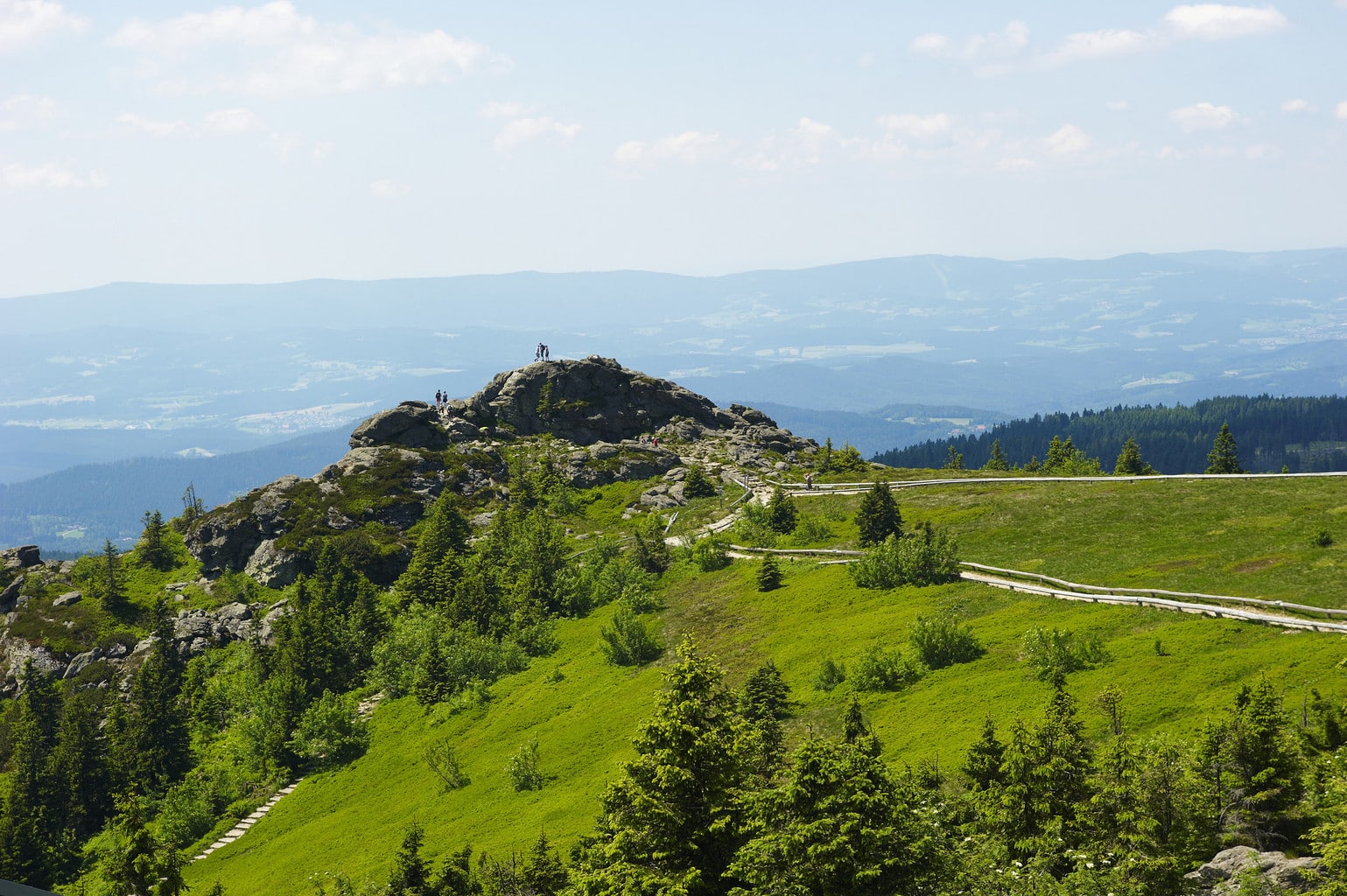 Bergtop met straat in het Nationalpark Bayrischer Wald in de deelstaat Beieren