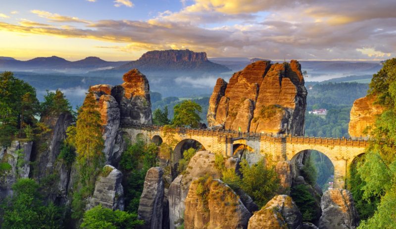 Het betoverende landschap in het Nationalpark Sächsische Schweiz met een brug, mist en rotsen