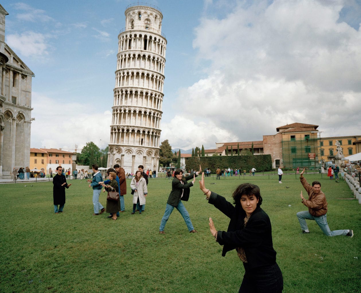 Martin Parr's foto van de scheve toren van Pisa, te zien in de Kunsthalle Emden