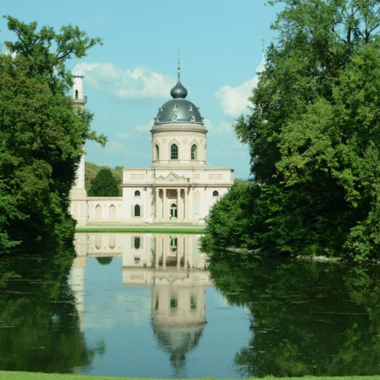 Een moskee en haar spiegelbeeld in Kasteeltuin Schwetzingen