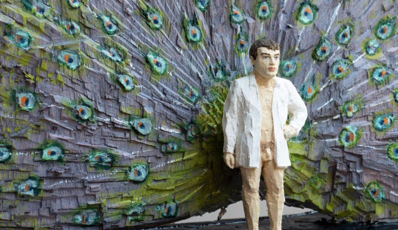 Kunstwerk van Stephan Balkenhol De Pauw de menselijke pauw