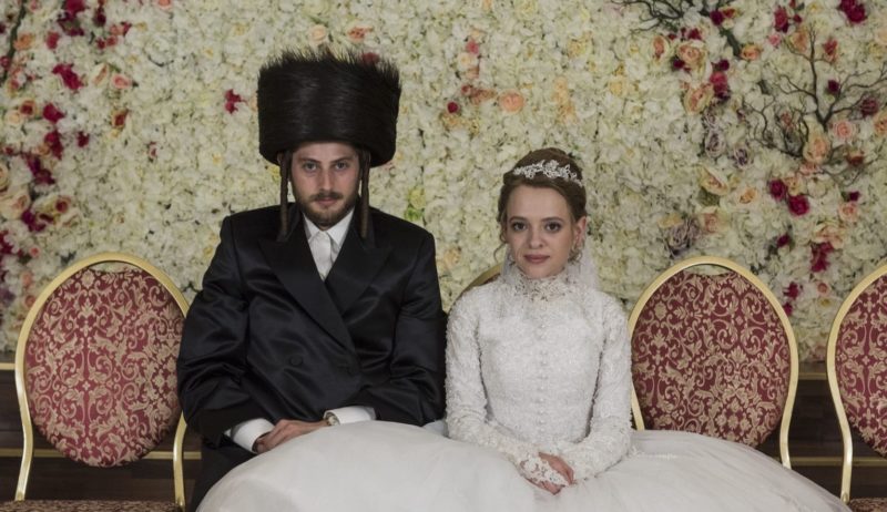 Esty met haar man op de dag van hun bruiloft in Williamsburg, New York. Unorthodox is een Duitse Netflix-hit