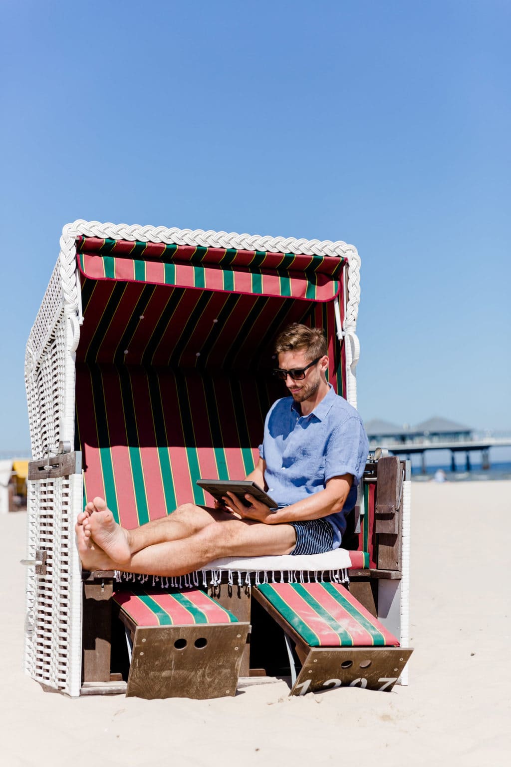 Een man zit in een strandkorf op Usedom