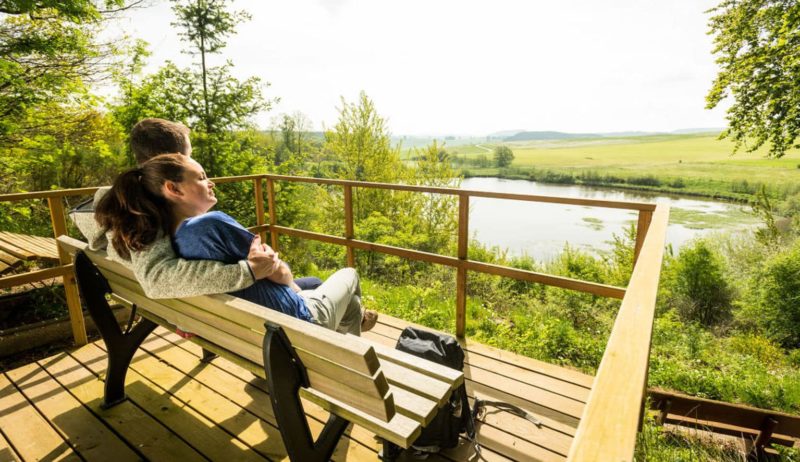 Verliefde wandelaars op het Eichholzpad bei Steffeln in de Eifel