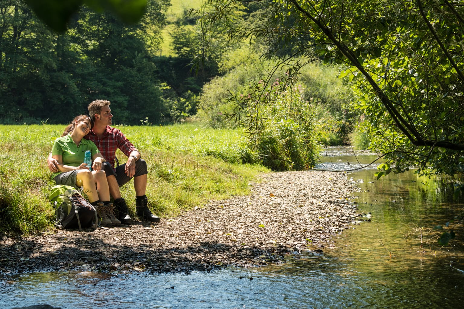 Wandelaars rusten aan een beek in het Bergische Land