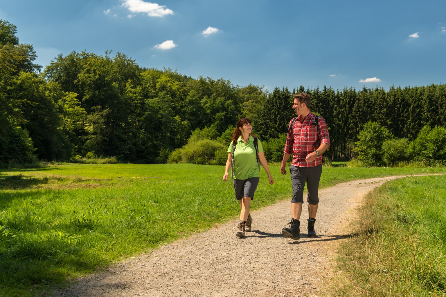 Twee wandelaars op de Eifgenbachweg in het Bergische Land