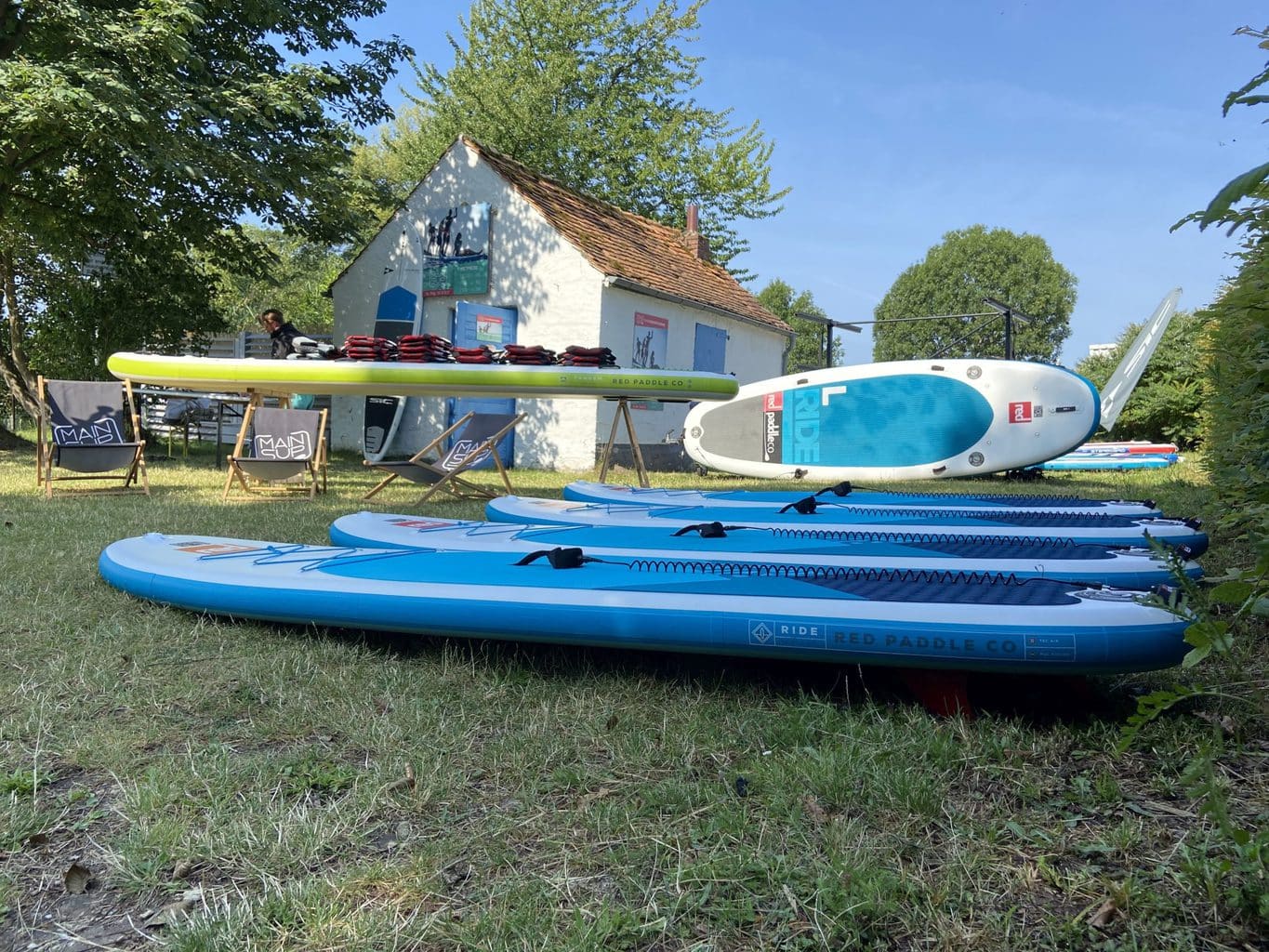 Stand-up-Paddles voor een huisje op een grasmat in Hessen