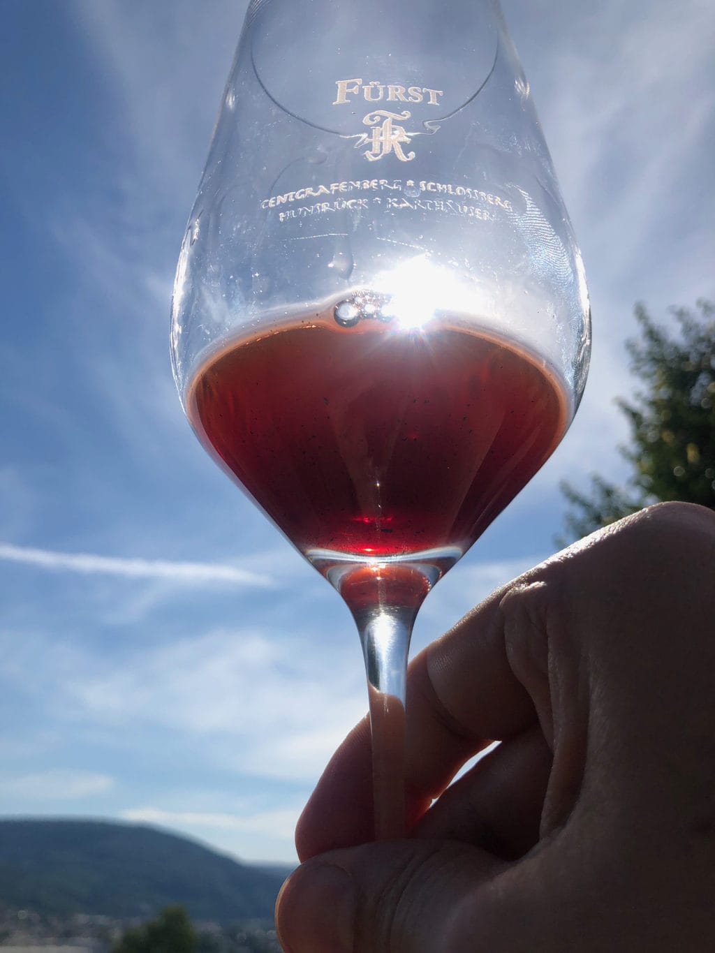 Een glas Spätburgunder in de namiddagszon in Franken 