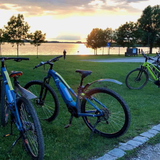 E-Bikes en andere fietsen tijdens het zonsondergang aan der Altmuehlsee bij Gunzenhausen in Beieren