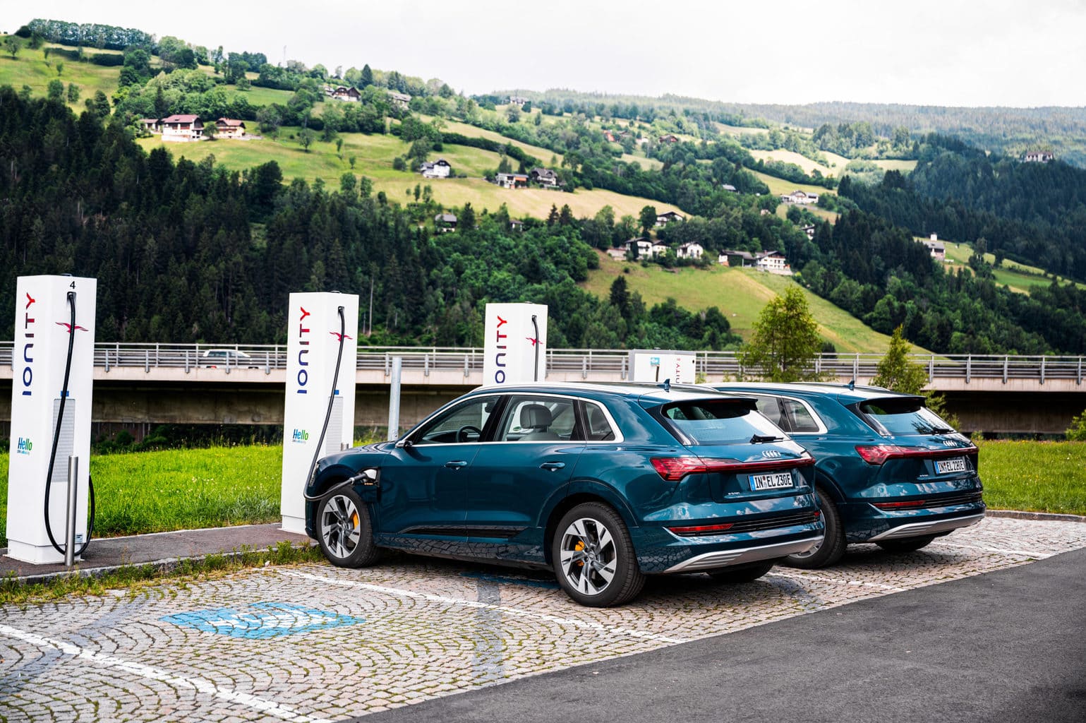 De E-Tron 55 Quattro van Audi staat aan een elektrisch tankstation ergens in Duitsland