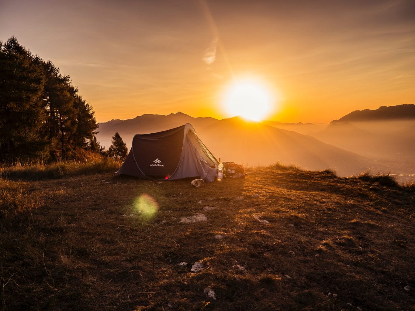 Een tent tijdens de zonsondergang ergens in de Duitse bergen