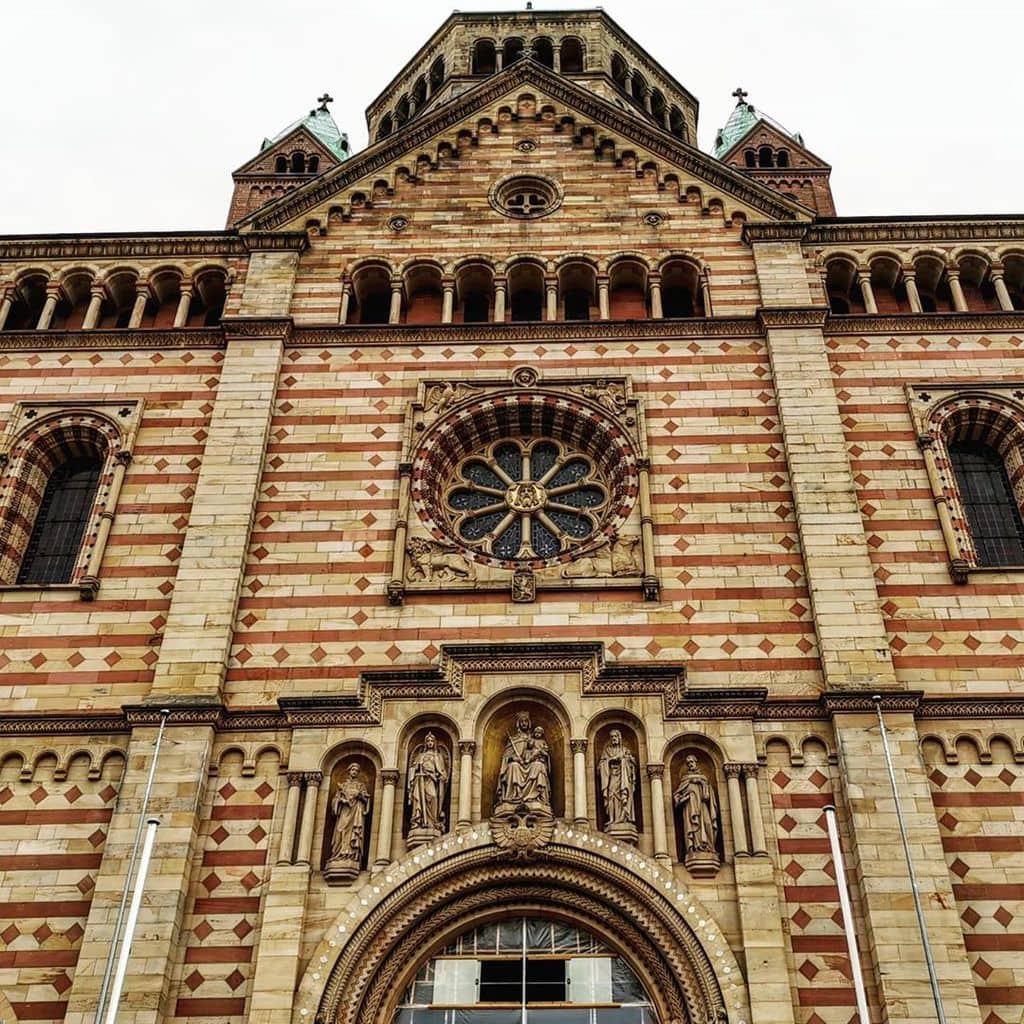 💡Wist je dat… de Dom zu Speyer (Rijnland-Palts) de grootste kerk in romaanse stijl ter wereld is?
Langs de Rijn vind je drie romaanse kathedralen: in Speyer, Mainz en Worms.  #speyrerdom #romaans #unesco #stedentrip #langsderijn #vakantie #reizen #duitsland #duitslanddichtbij #mooiegebouwen #overweldigend #indrukwekkend #geschiedenis #wanderlust #aanrader