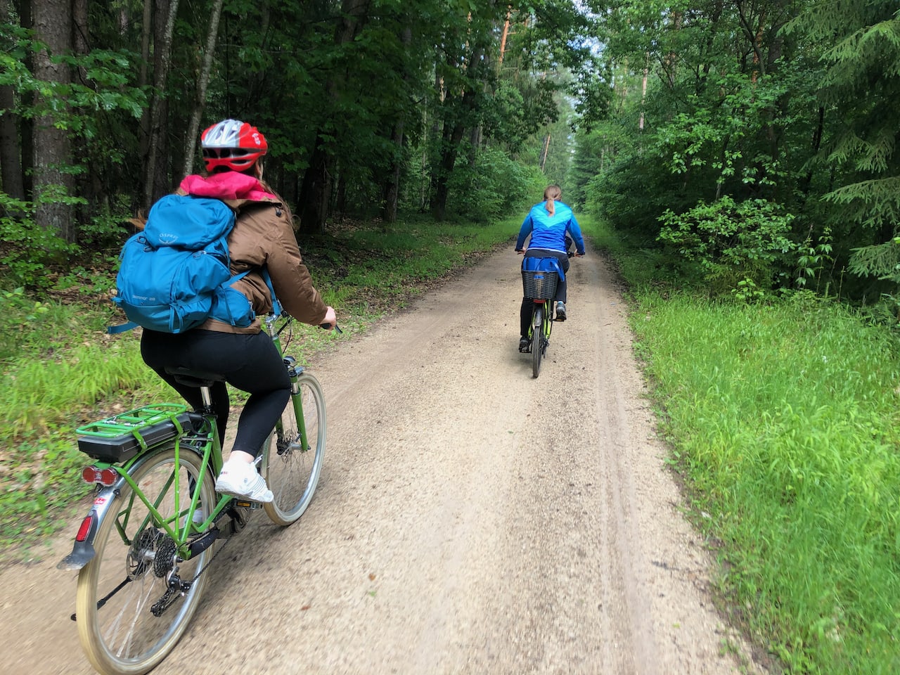 Twee vrouwelijke fietsers op een bospad dat tot deel uitmaakt van de Frankische Waterfietsroute