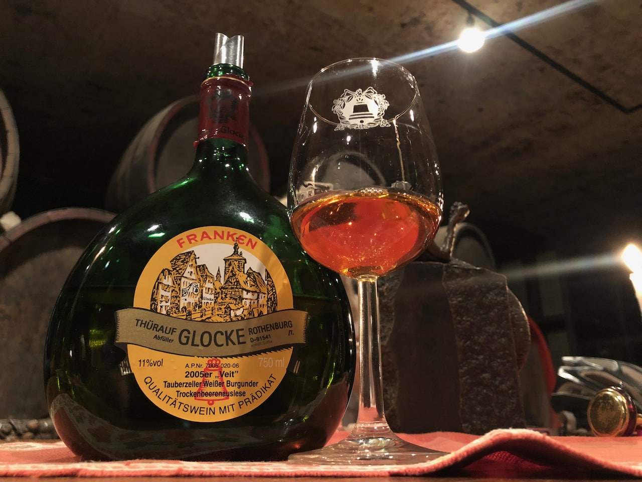 Een typisch Frankische bocksbeutel met wijn