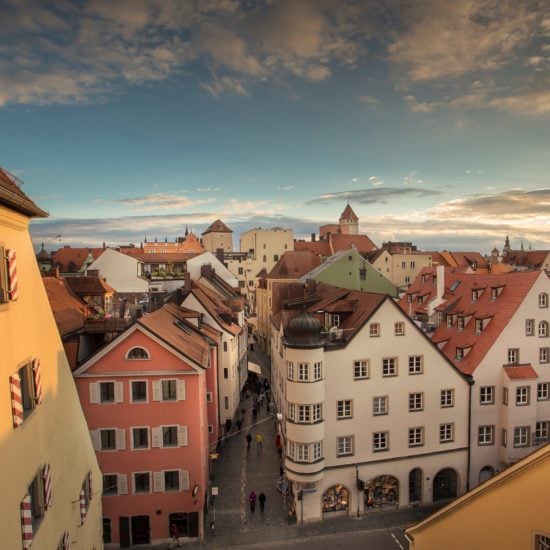 Uitzicht op de historische binnenstad waar je volop tradities in Regensburg kan vinden