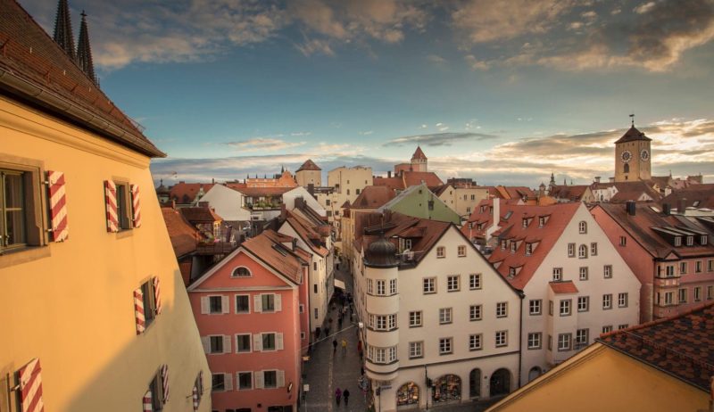 Uitzicht op de historische binnenstad waar je volop tradities in Regensburg kan vinden