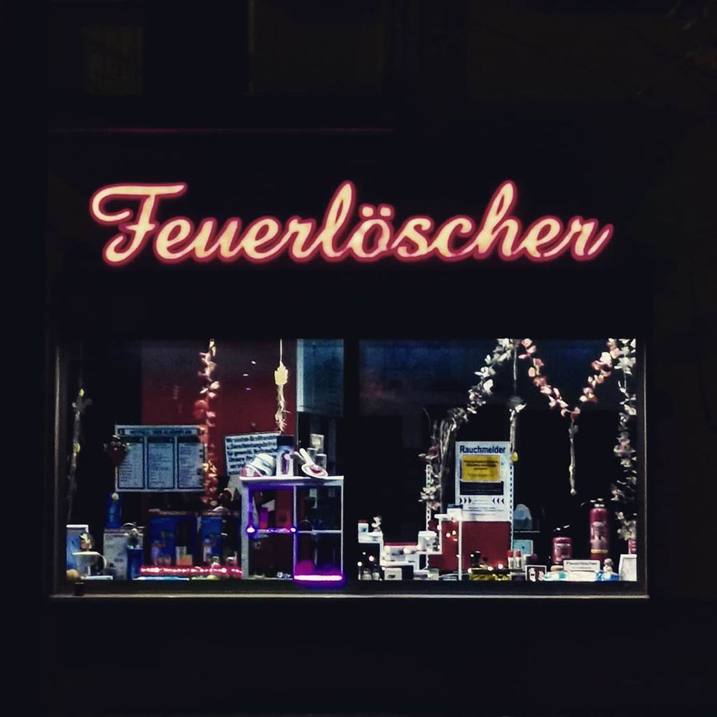 Vandaag is het de dag van de Feuerlöscher! 🥳🔥Weet je wat een Feuerlöscher is? 🤔  #feuerlöscher #winkel #feuer #lichtreclame #leukewinkel #vintage #keulen #duitsland #noordrijnwestfalen #weekendjeweg #grappig #duitsetaal #