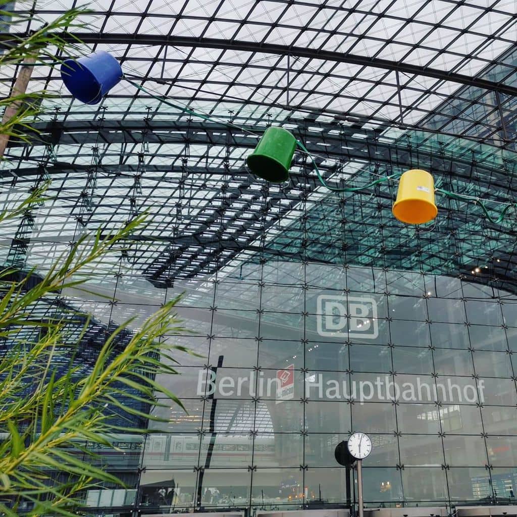 Wie al een paar keer in Berlijn is geweest, heeft misschien geen zin om nog een keer naar de Brandenburger Tor, het Museuminsel, de Fernsehturm of de Berlijnse dom te gaan. Voordat je nu doelloos door de stad dwaalt, hebben we een aantal tips voor je, waarmee je Berlijn op alternatieve routes kunt verkennen! 👣 👉 Artikel ‘Berlijn buiten de geijkte paden’ op onze website!  #berlijn #berlinhauptbahnhof #stedentrip #duitsland #vakantie #citytrip #opstap #lievelingsstad #hoofdstad #globetrotters  #reistips #geheimtip #buitendegebaandepaden #keerietsanders #discoverberlin #wanderlust #lifestyle #metropool