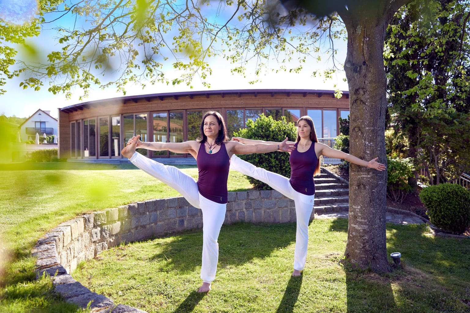 Twee vrouwen zijn bezig met een yoga-sessie in Resort Mandira