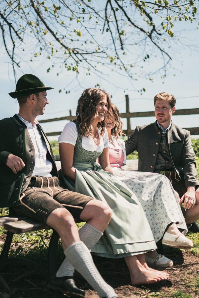 Vrienden dragen Beierse klederdracht op een zonnige dag