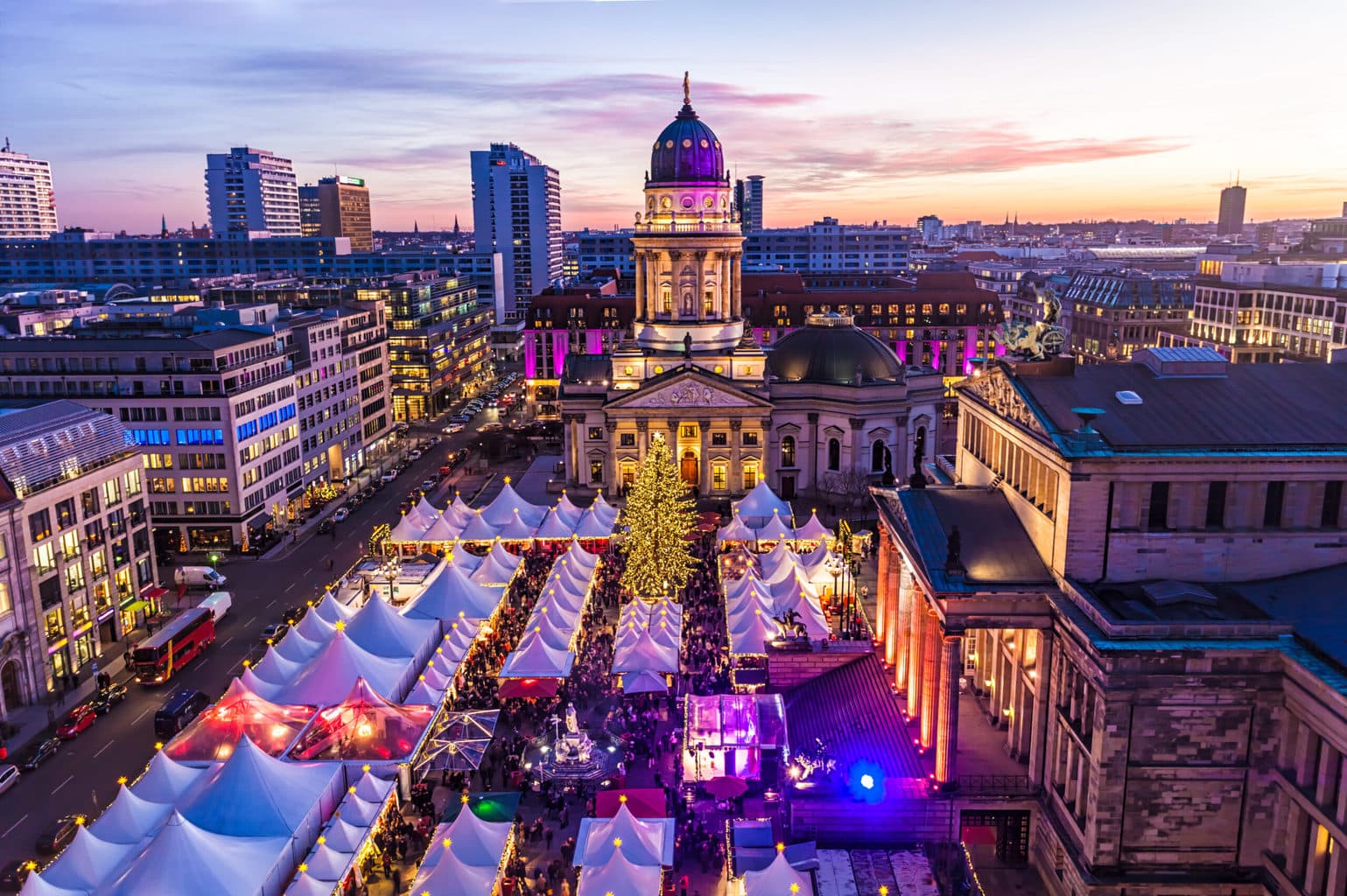Berlijn heeft diverse kerstmarkten, hier een luchtopname van de editie op de Gendarmenmarkt