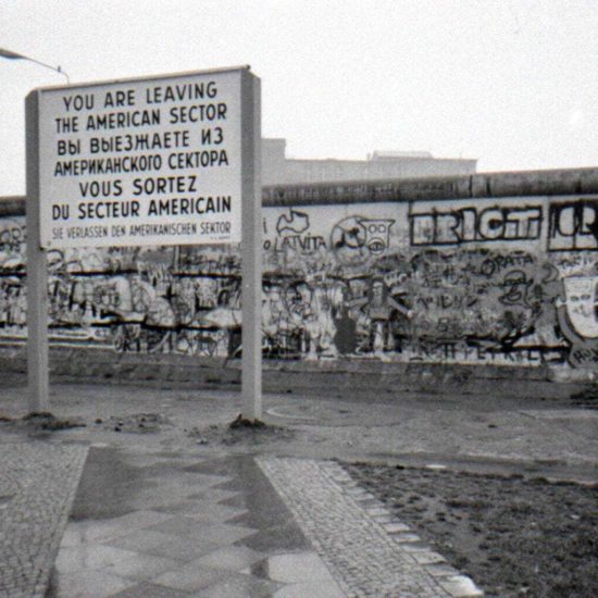 De Amerikaanse sector van Berlijn langszij de Berlijnse muur toen de stad nog gedeeld was