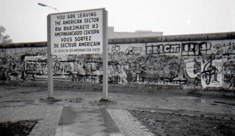 De Amerikaanse sector van Berlijn langszij de Berlijnse muur toen de stad nog gedeeld was