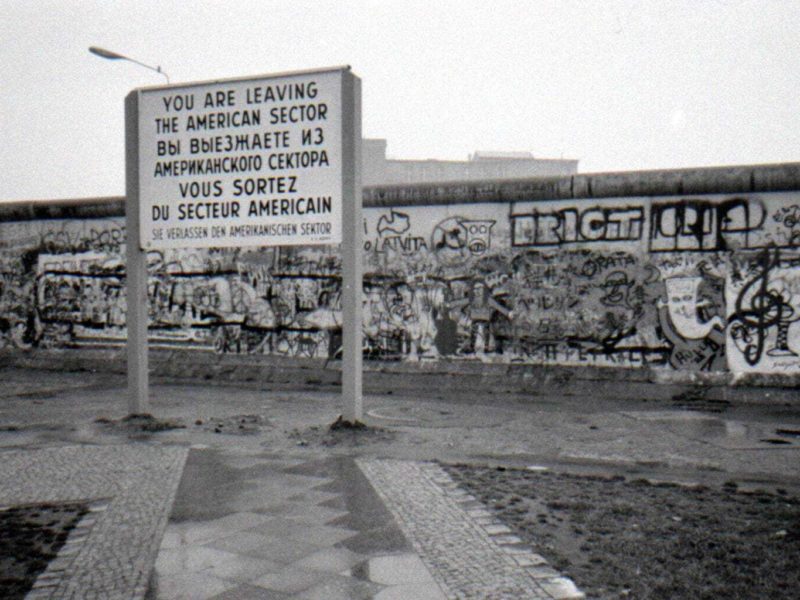 De Amerikaanse sector van Berlijn langszij de Berlijnse muur toen de stad nog gedeeld was