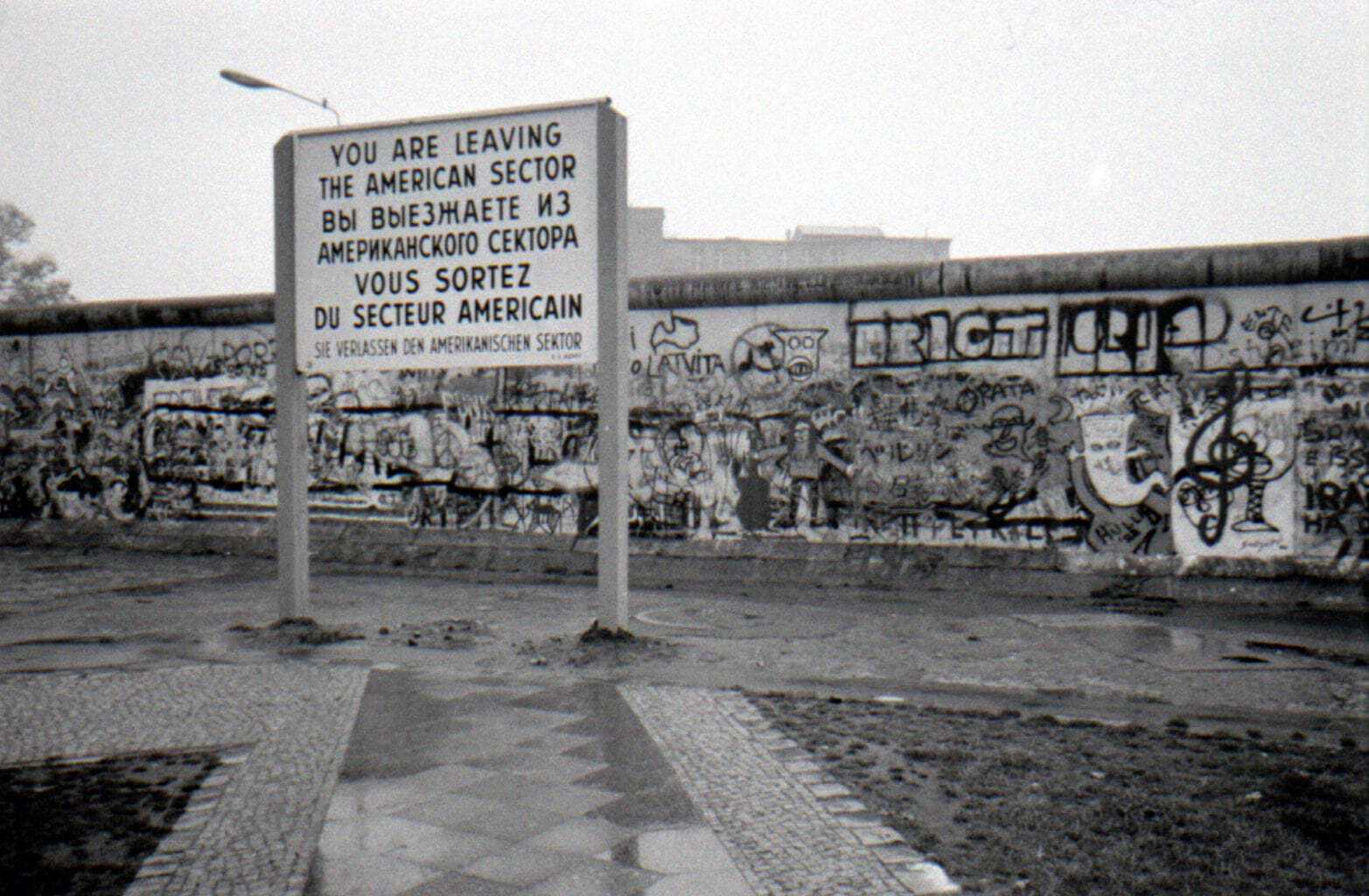 De Amerikaanse sector van Berlijn langszij de Berlijnse muur toen de stad nog gedeeld was