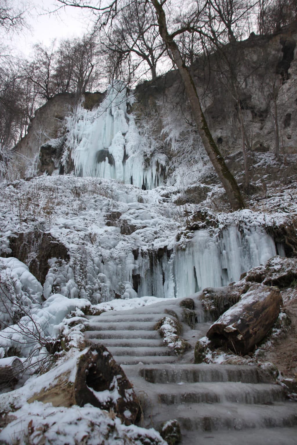 Het bevroren waterval in Urach op de Schwäbische Alb