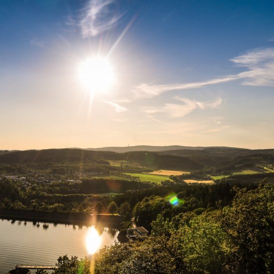 De Biggesee met een diep staande zon in het Duitse Sauerland