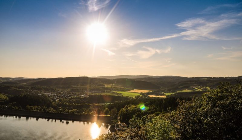 De Biggesee met een diep staande zon in het Duitse Sauerland