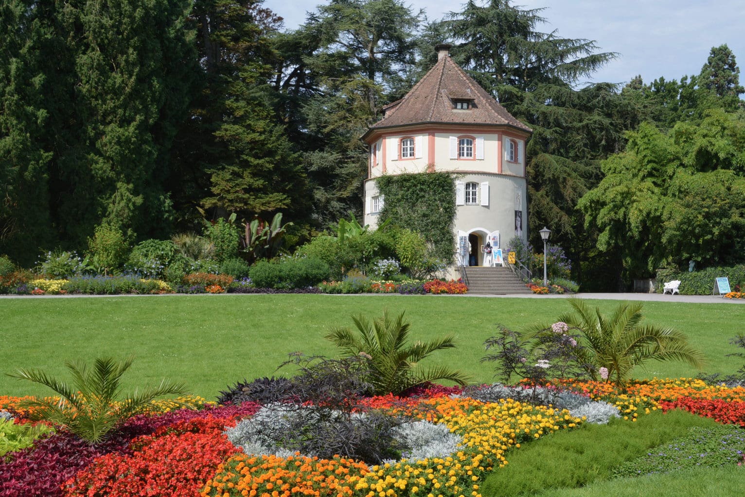 Torentje met bloemen op het eiland Mainau een van de mooiste parken van Duitsland
