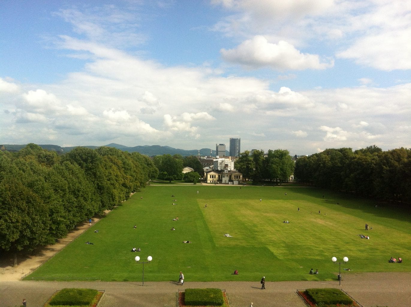 Hofgarten met wolkenkrabbers in Bonn en het zevengebergte op de achtergrond