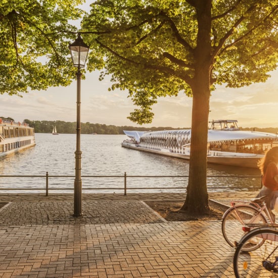 De Greenwichpromenade aan de Tegeler See in de Berlijnse wijk Reinickendorf