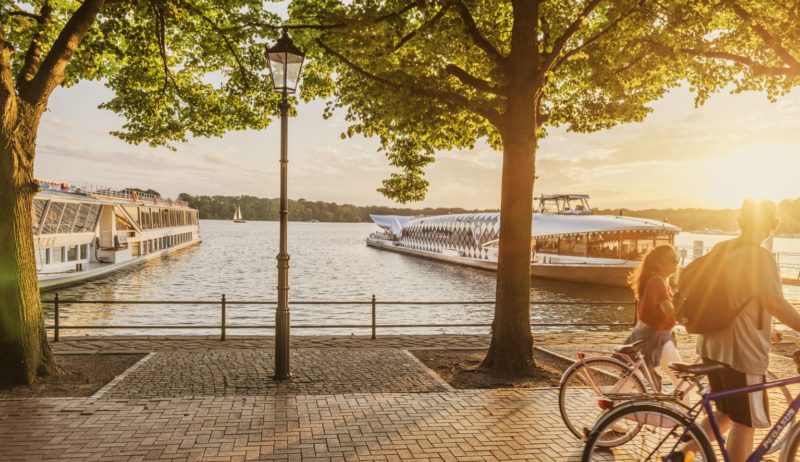 De Greenwichpromenade aan de Tegeler See in de Berlijnse wijk Reinickendorf