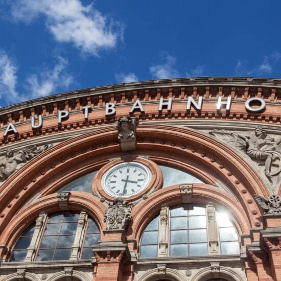 De façade van het stationsgebouw van Bremen