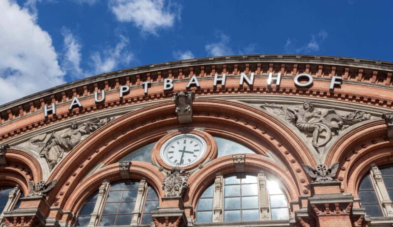 De façade van het stationsgebouw van Bremen