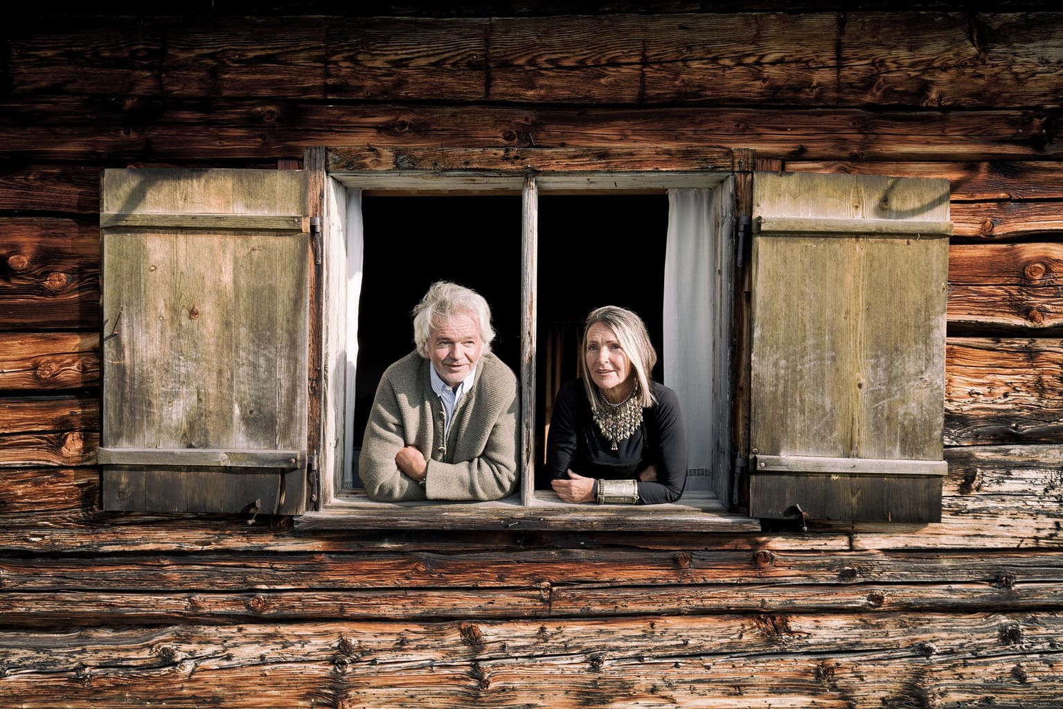 Christa en Karl Traubel van Hubertus Mountain Refugio Allgäu kijken uit een raam