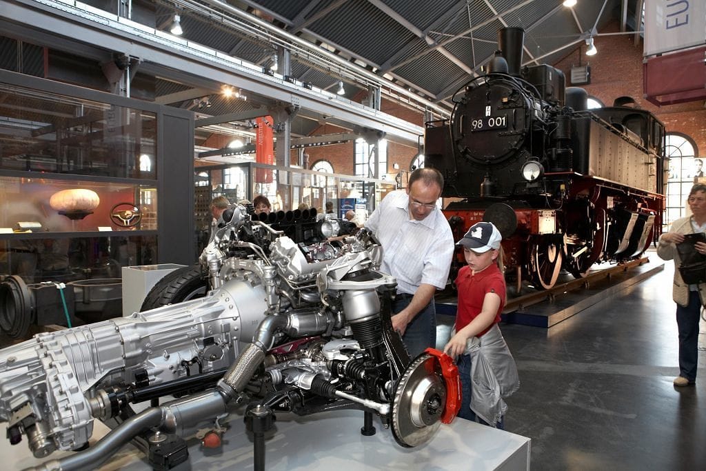 Het industriemuseum van Chemnitz met motor en lokomotief