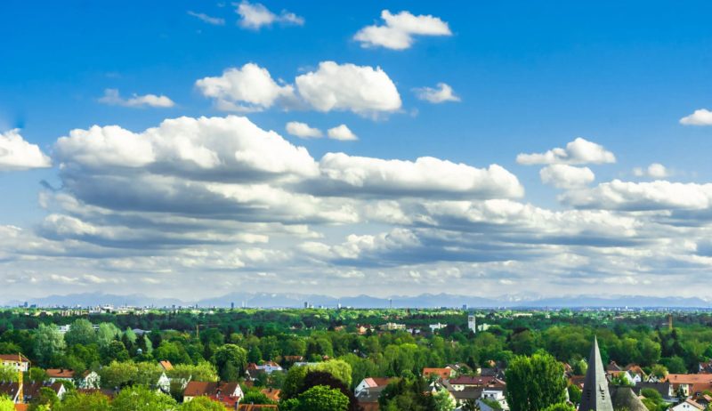 Uitzicht over Dachau met in de verte München en de Alpen