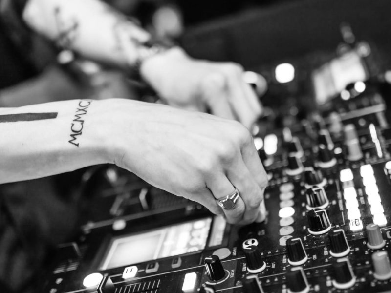 Een DJ tijdens het mixen in Keulen