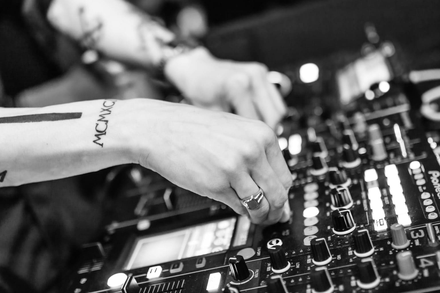 Een DJ tijdens het mixen in Keulen