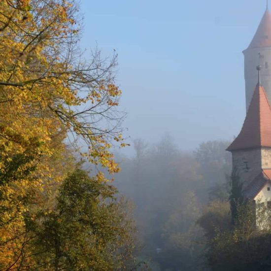 De groene toren in het Duitse Dinkelsbuehl ligt aan de Romantische Straße